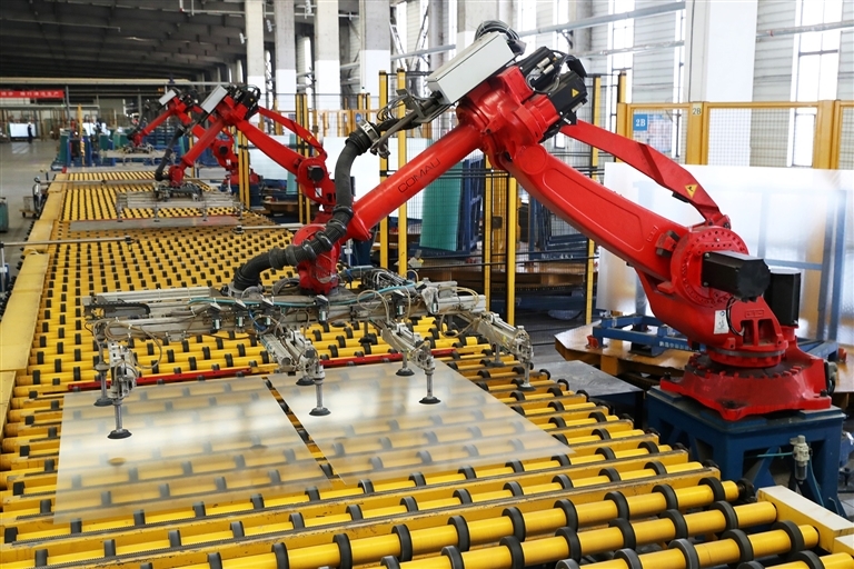 在位于襄城縣的許昌安彩新能科技有限公司，工業機器人在生產線上精細作業。牛書培 攝