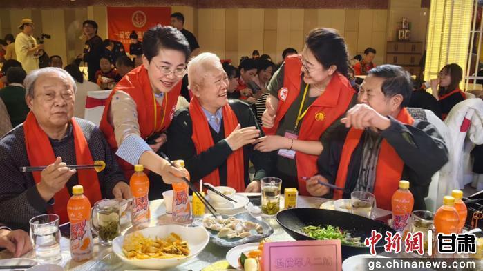 图为志愿者与老人暖心畅聊　裴强　摄