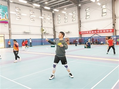 市民在艾溪湖馆打羽毛球