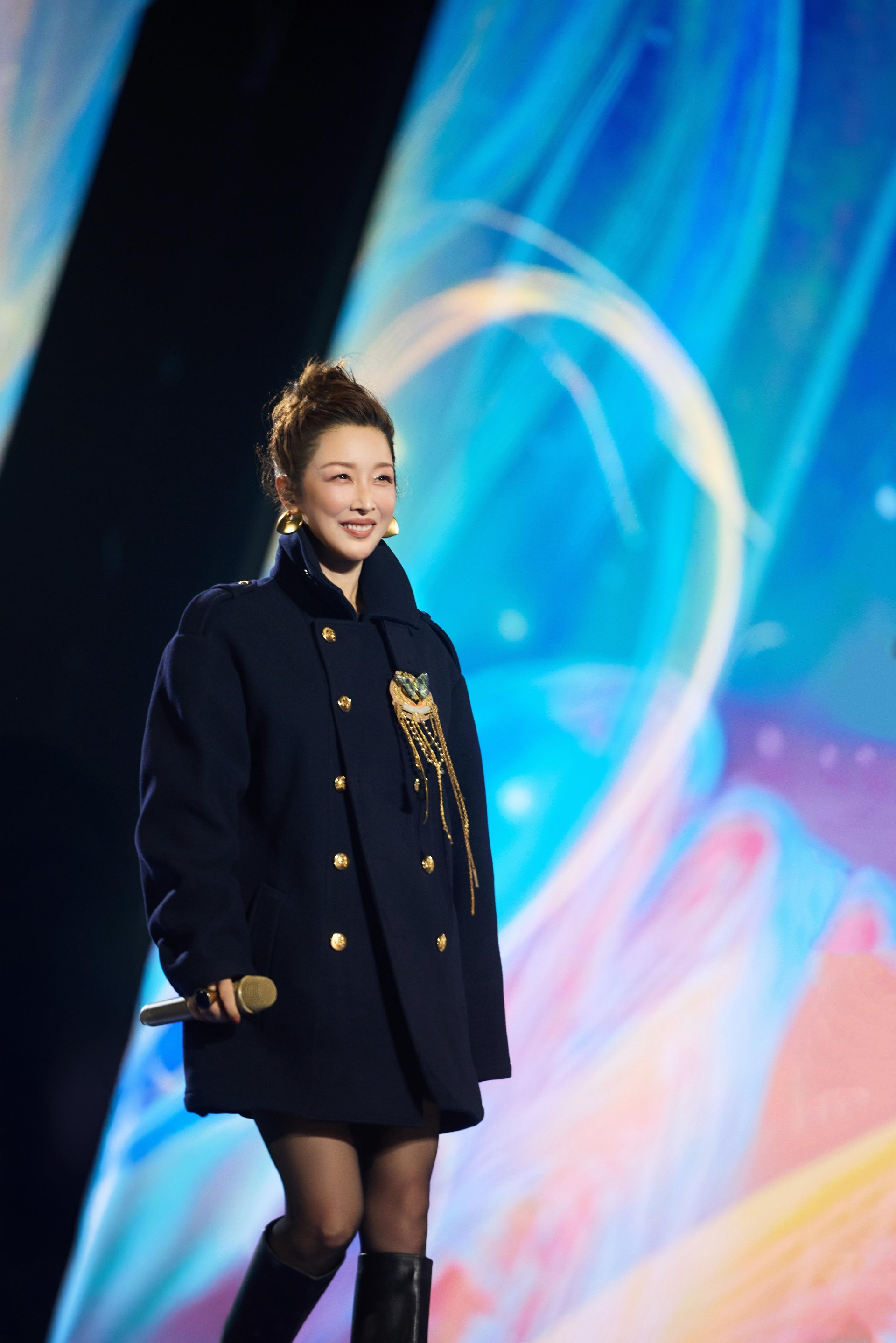 经典焕新声，温暖聚襄阳：孙悦亮相古城晚会引三万观众温情合唱(图2)