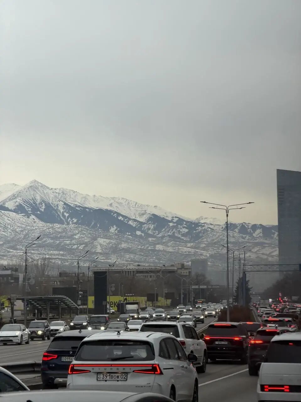 下午四点,阿拉木图的公路上已经排起长龙