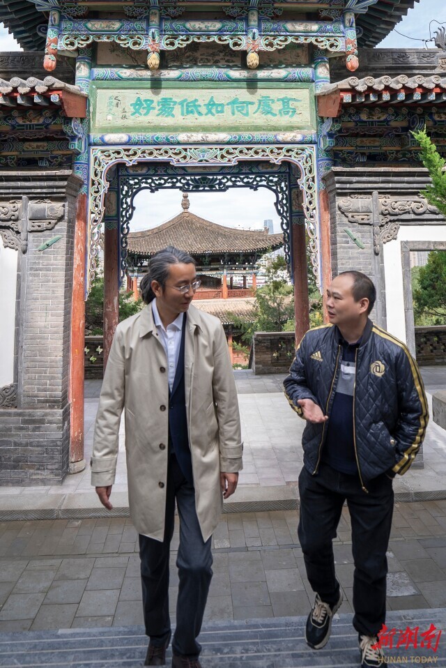 邱锋（左）为湖南日报全媒体记者解联。