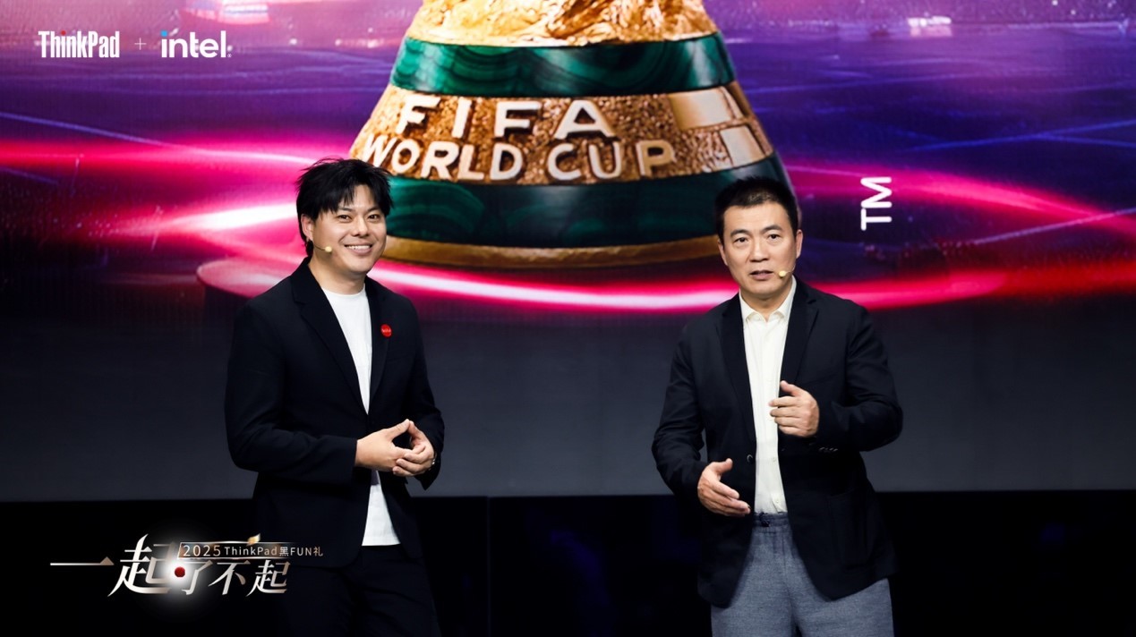 著名体育解说员黄健翔（右）和ThinkPad AI先锋官赵连双（左）