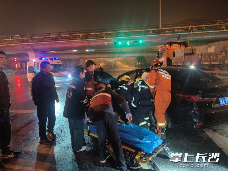 消防员正在进行救援。 长沙晚报通讯员 王磊 摄