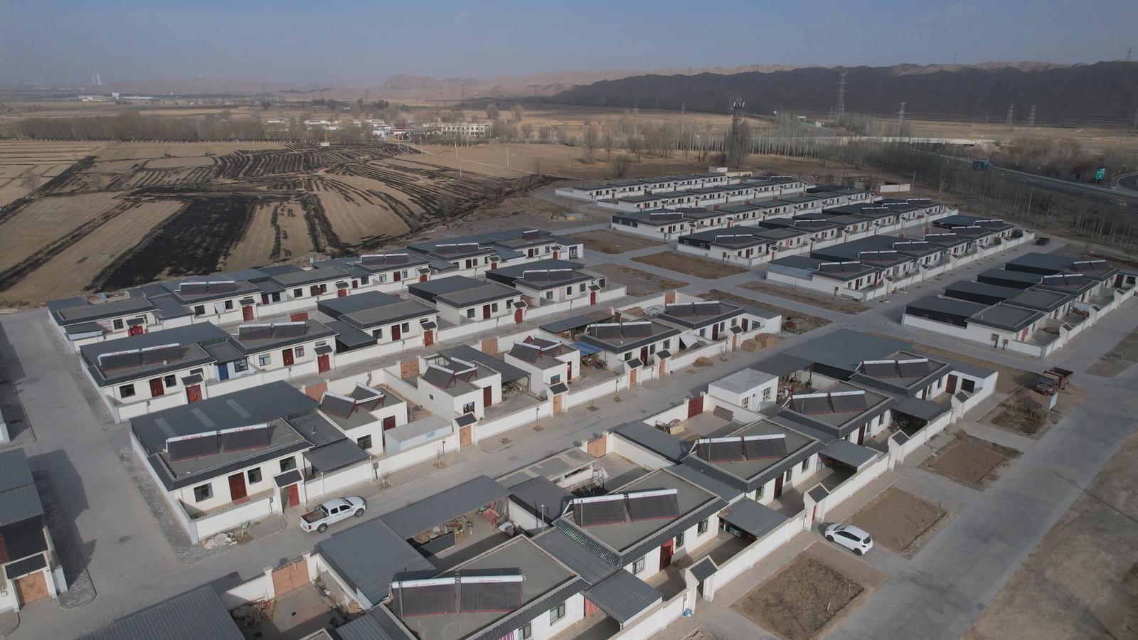 △永昌县河西堡镇寺门村家家户户屋顶上安装的太阳能清洁取暖设备(资料图)