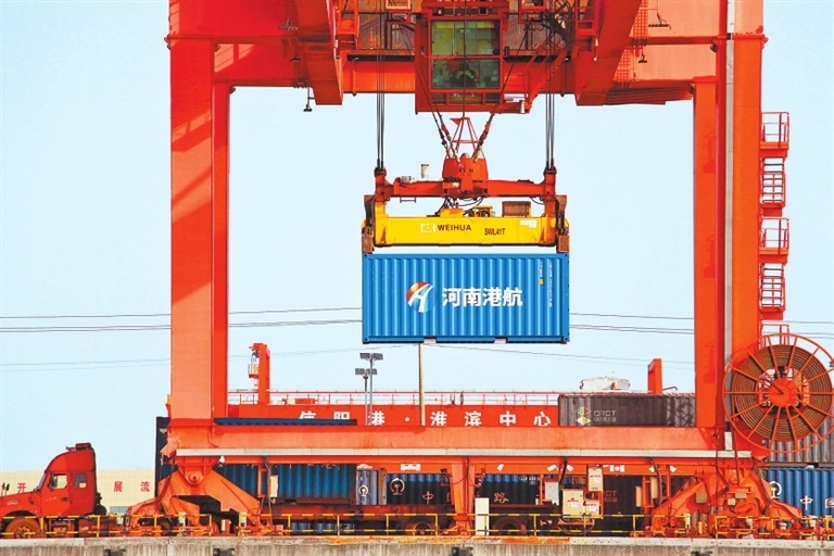 信陽港&middot;淮濱中心港區，起重機在裝運集裝箱。 王長江 攝