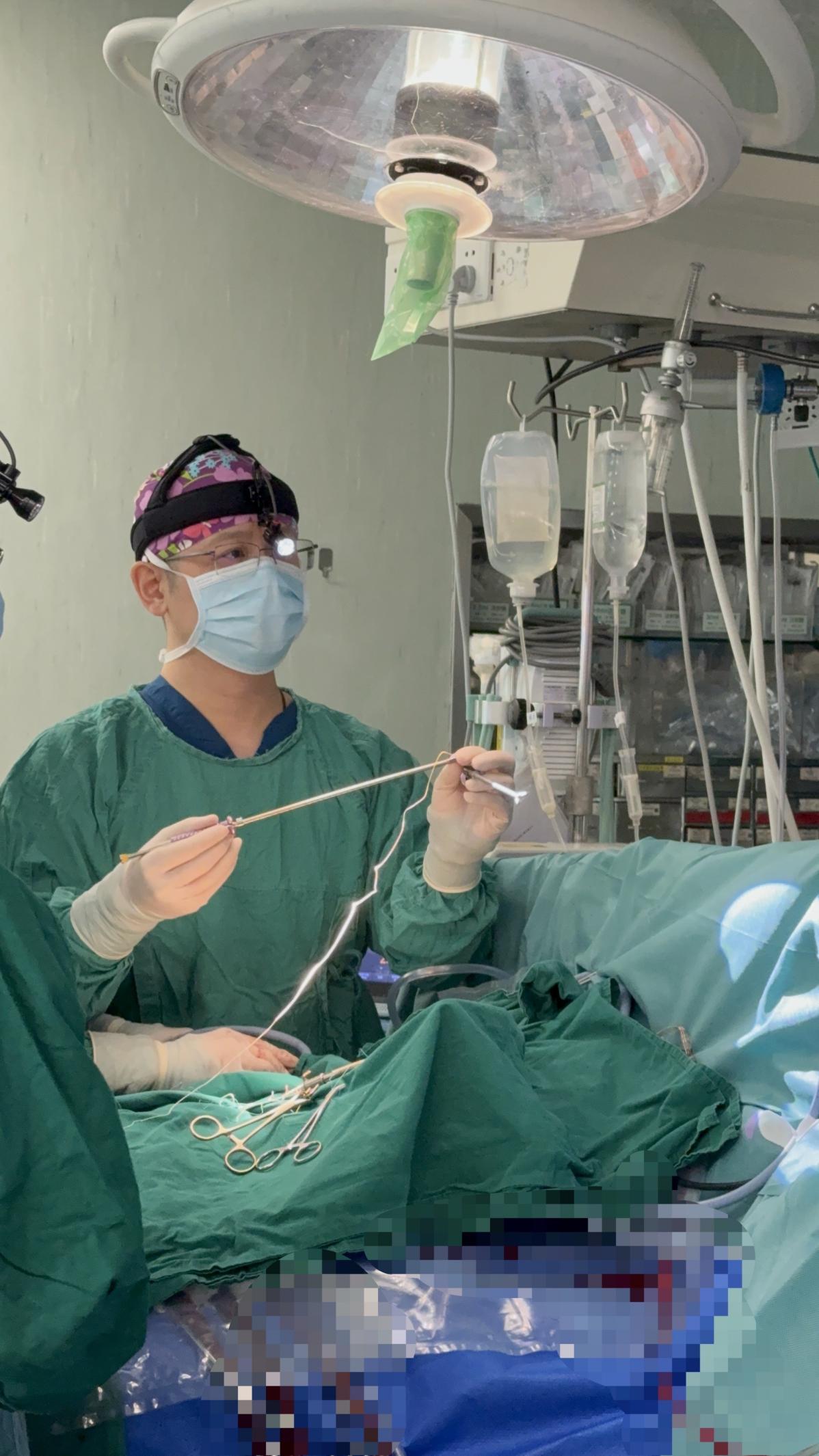 图为为患者植入人工心脏。