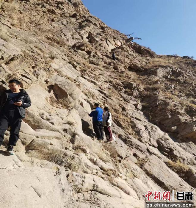 图为普查人员开展数据采集工作