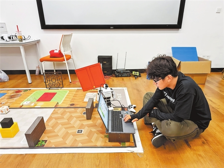 河南職業技術學院人工智能技術應用專業學生正在為機器人編程。 魏曉娟 攝