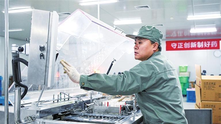 员工检查药品包装线的状态