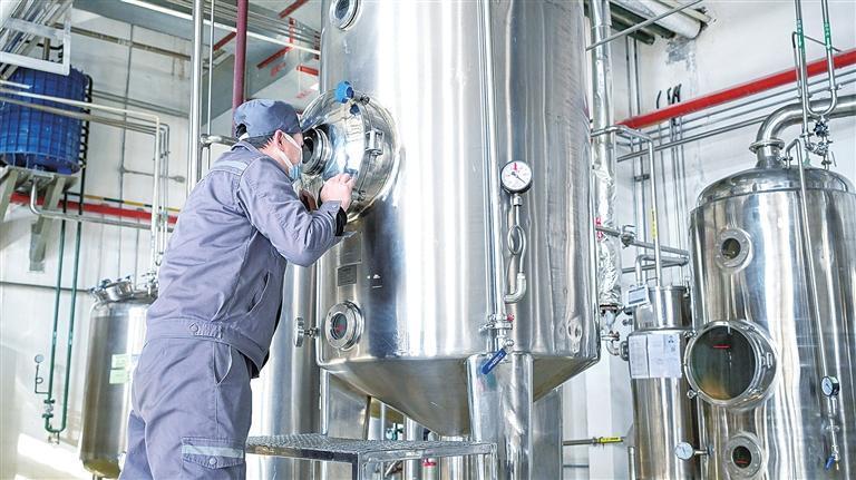 员工查看中药制剂储罐内的情况