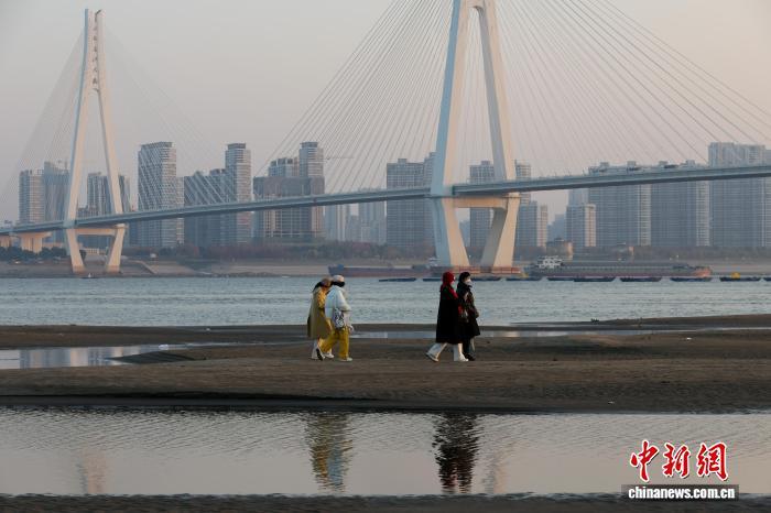 长江武汉段水位持续消退 大片滩涂露出江面