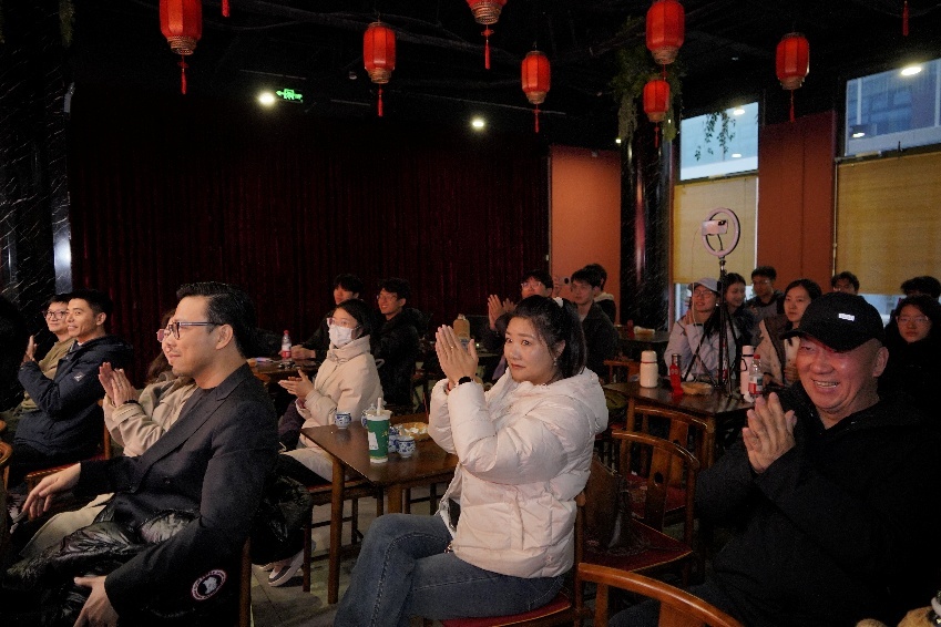 演出现场掌声四起