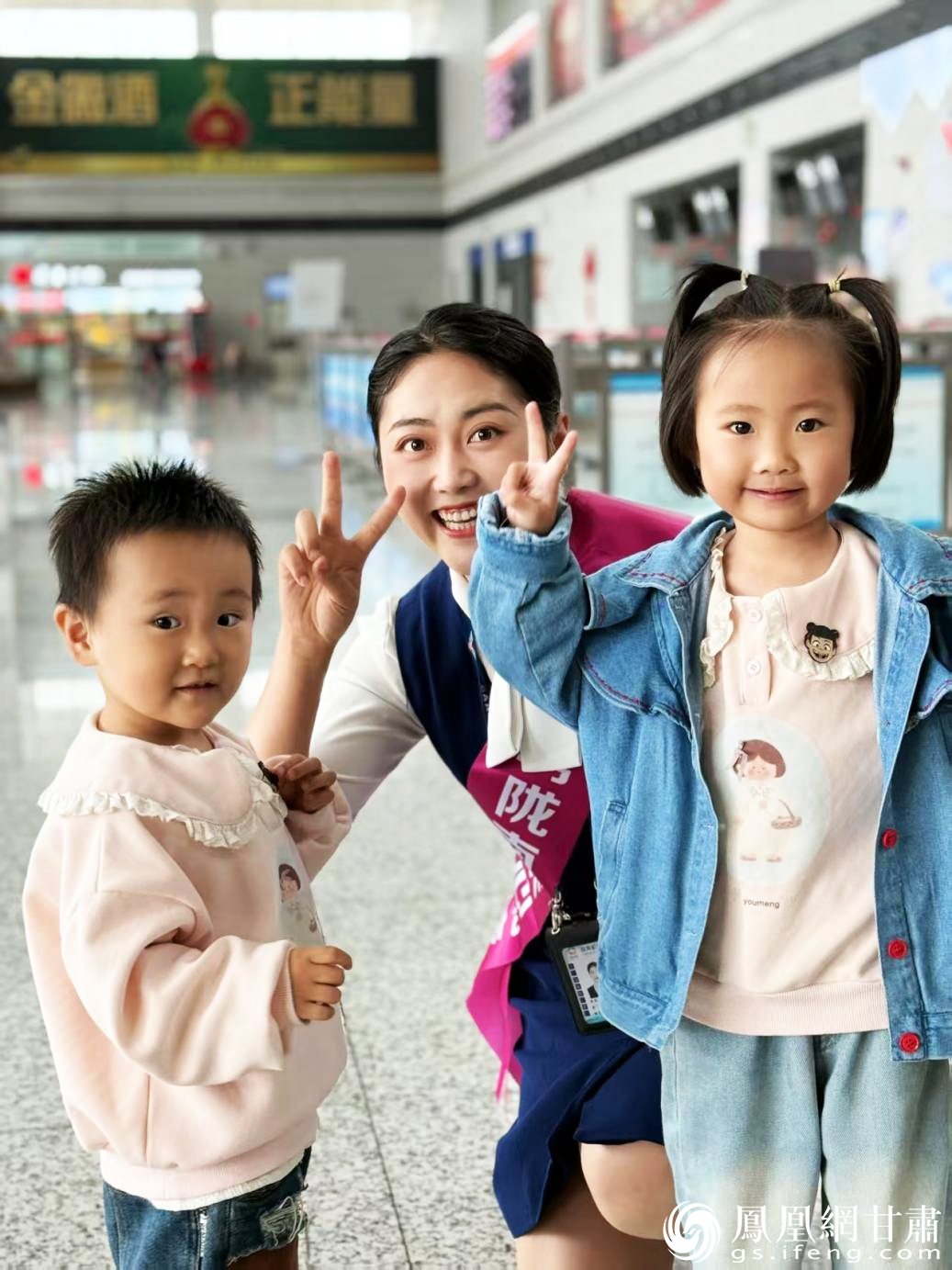 陇南机场“陇小美”服务人员让无陪儿童享受到便捷温馨的乘机环境　王辉　摄