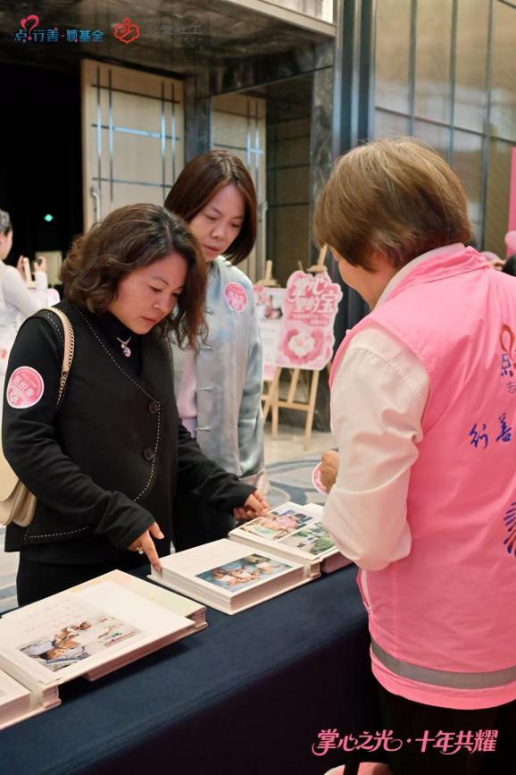嘉宾从手工相册中感受早产儿成长点滴