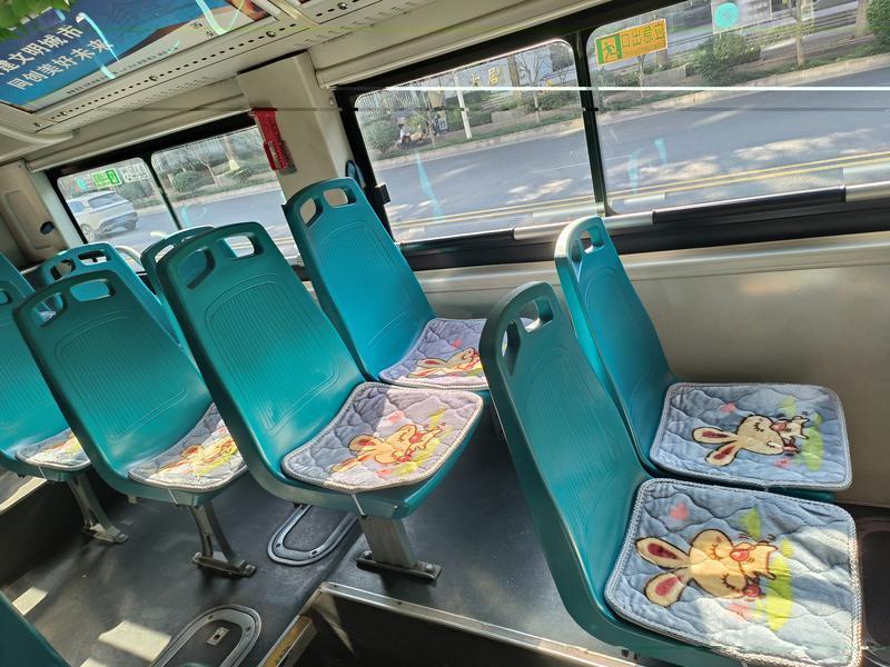 座椅上都铺上坐垫 记者 梁璠摄