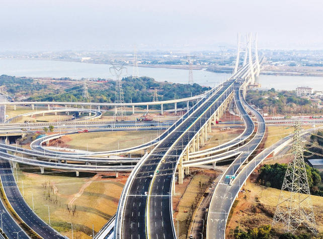 航拍下南昌隆兴大桥：横跨赣江 气势如虹（图）