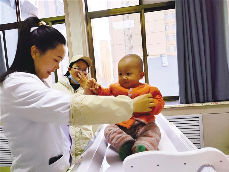 医护人员为孩子称体重