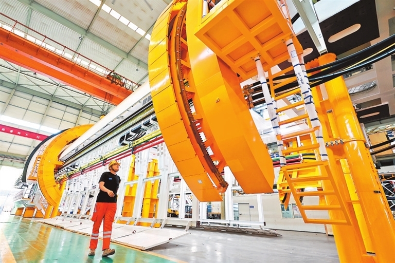 鄭州市經開區中鐵工程裝備集團有限公司盾構總裝車間，一臺臺即將出口的大型盾構機正在組裝。資料圖片 記者 聶冬晗 攝