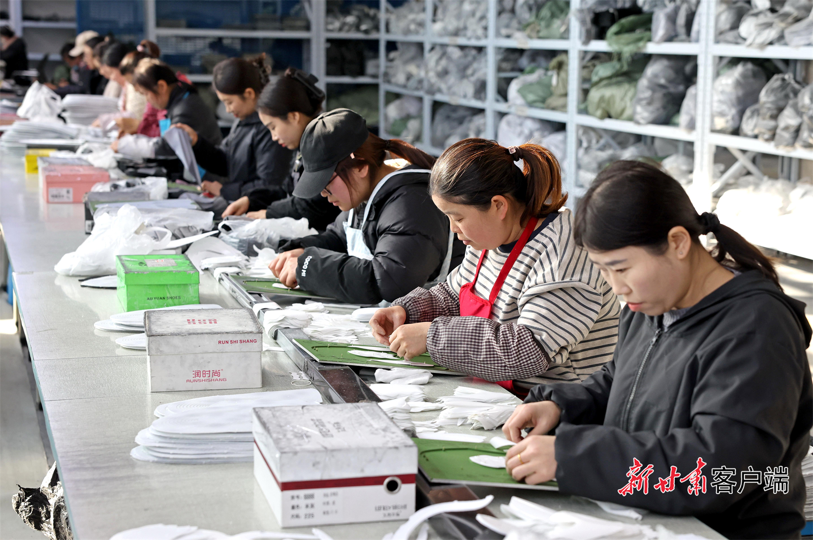 工人们正在进行鞋样加工