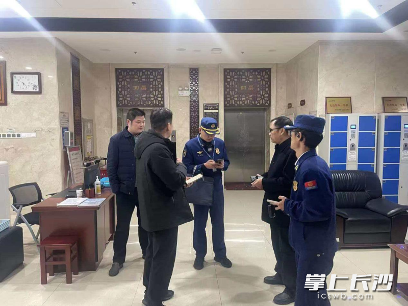 芙蓉消防在重点场所进行检查。 长沙晚报通讯员 宁倩 摄