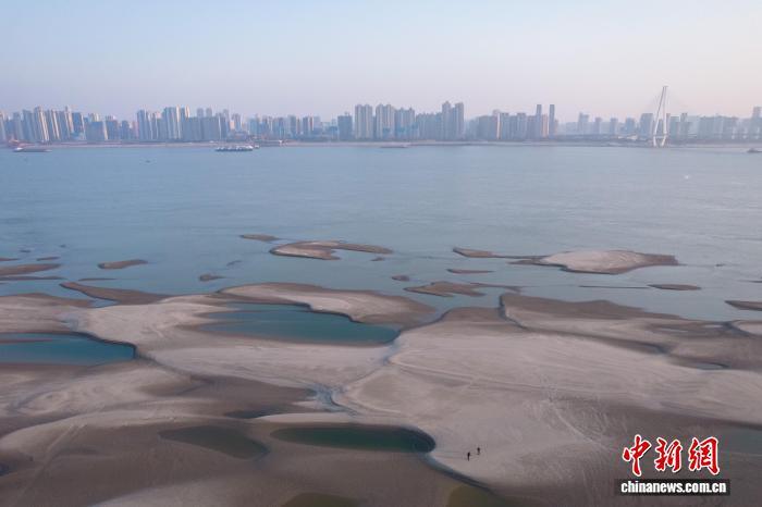 长江武汉段水位持续消退 大片滩涂露出江面