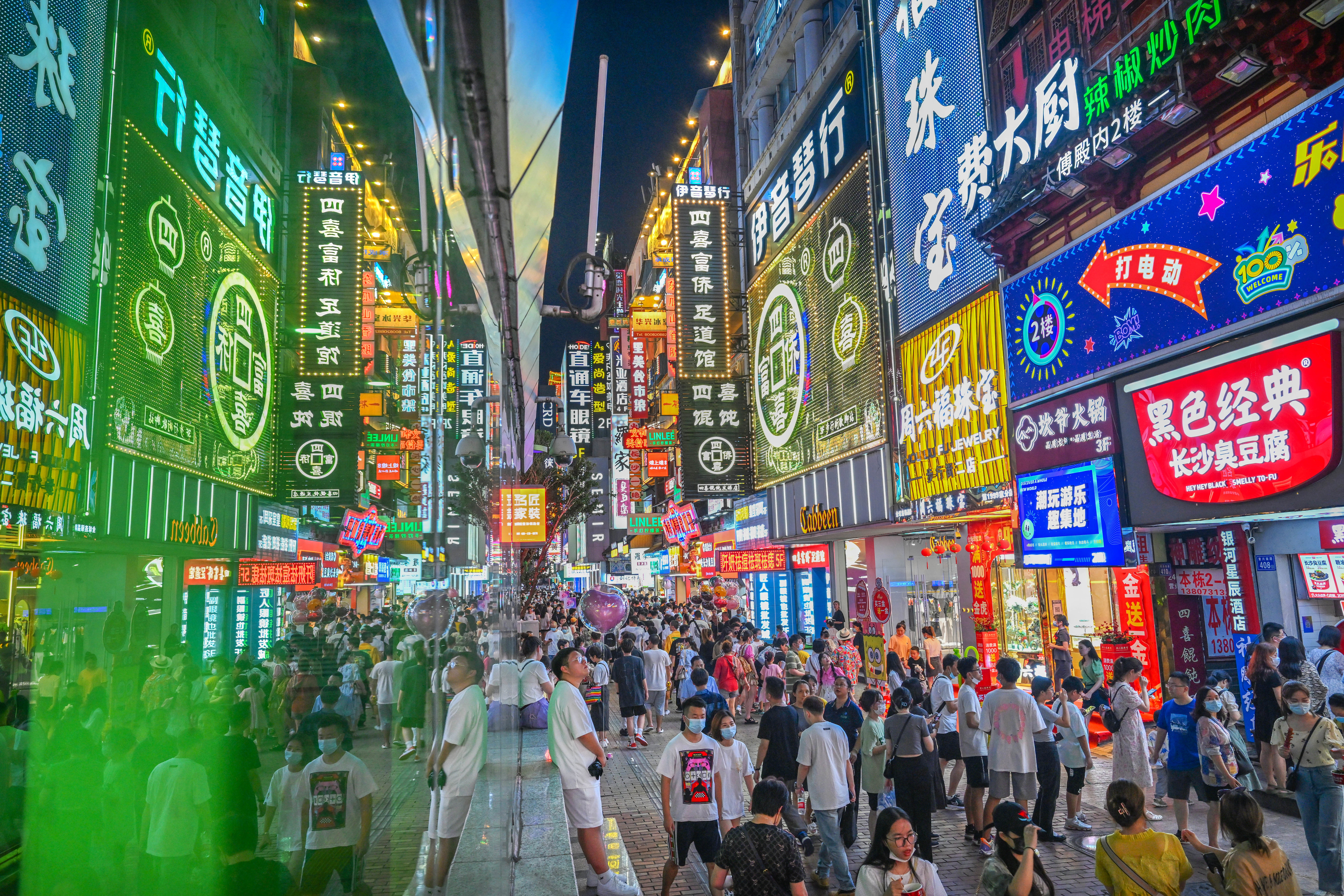 长沙市天心区黄兴南路步行街上人声鼎沸，熙熙攘攘，好不热闹。（资料图片）湖南日报全媒体记者 郭立亮 摄