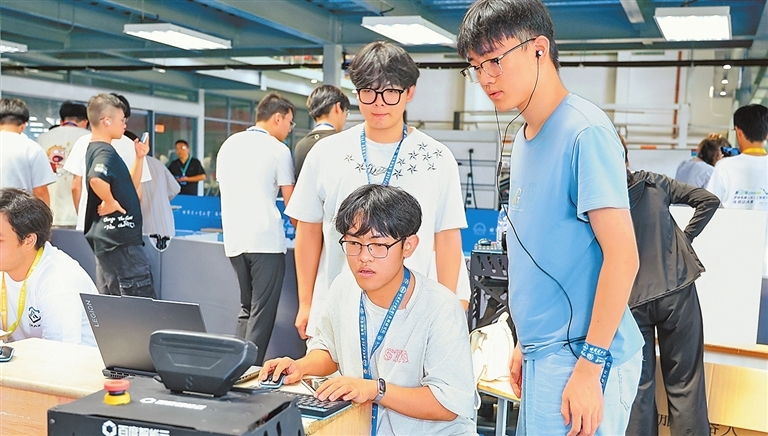 第27屆中國機器人及人工智能大賽比賽現場，河南職業技術學院學生正在對智能餐飲服務機器人進行位置標定。 受訪者供圖