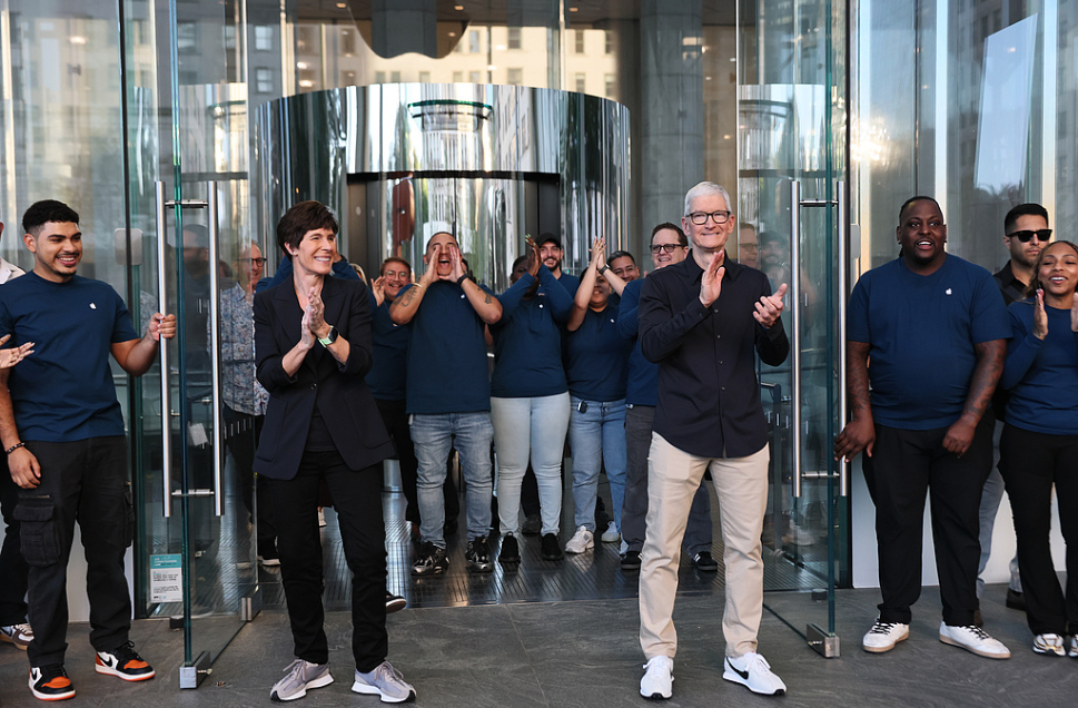 耐克财报暴雷后库克出手:苹果CEO用重金投下信任票