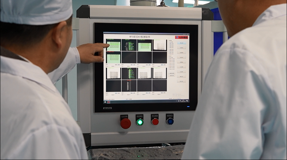 技术人员正在进行调试工作