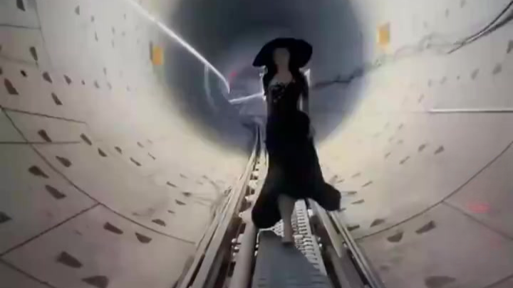 女子为出片擅闯深圳在建地铁隧道内拍照