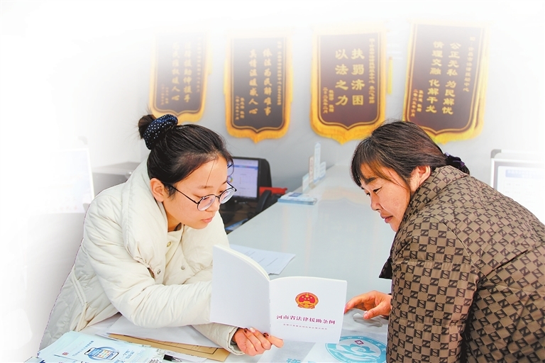 许昌市公共法律服务中心便民服务大厅,值班律师正在向办事群众宣传讲解《河南省法律援助条例》。 苏莹莹 摄