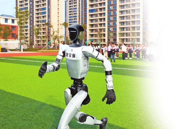 機器人洛寶強在操場上奔跑。 本報資料圖片 趙青峰 攝