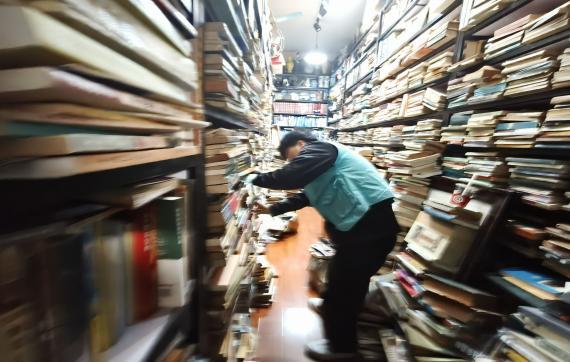 纸质书籍如何延续经营?欧亚学子在西安旧书市集探索答案
