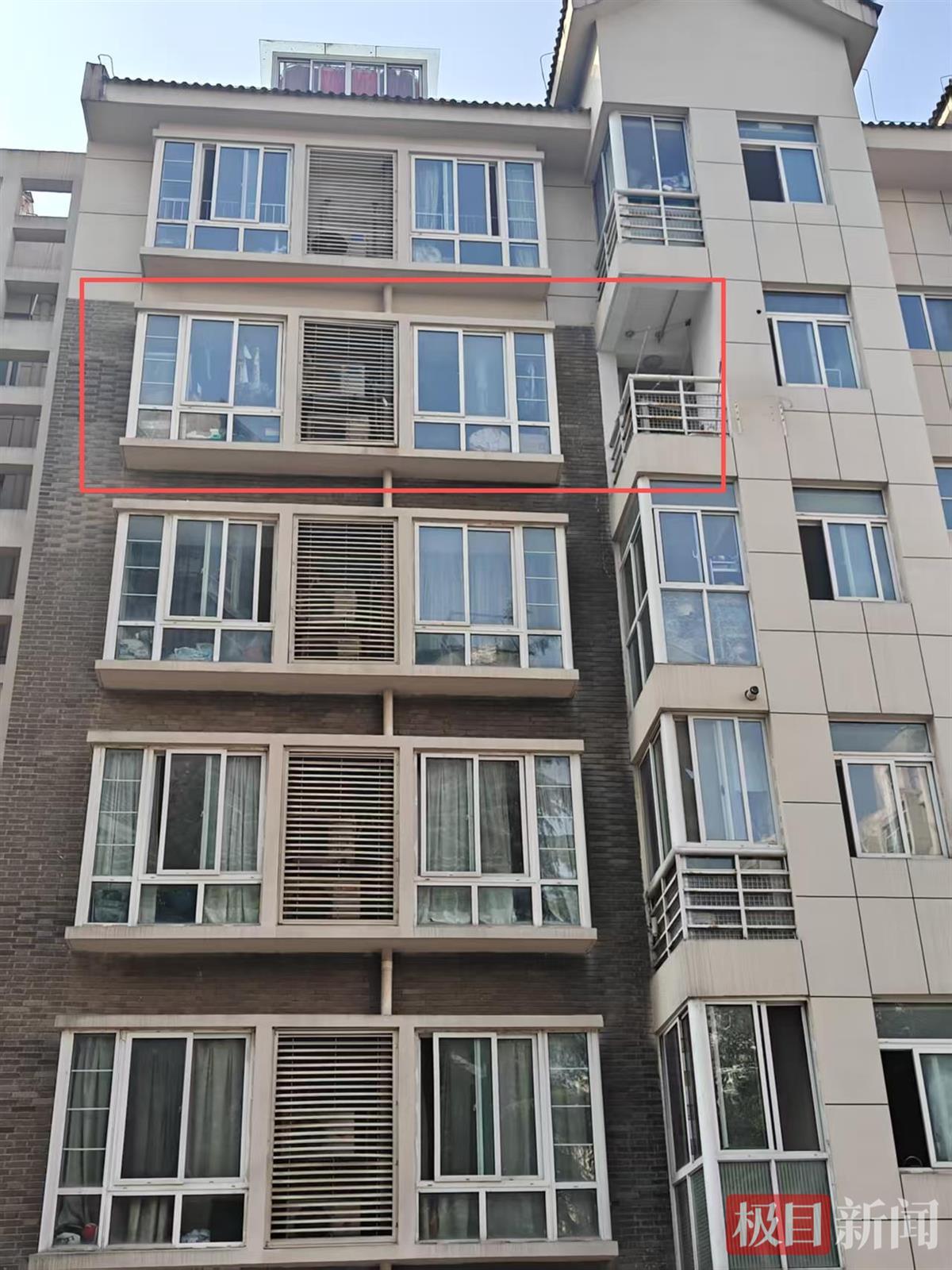 该房屋窗户边都挂满了晾晒的衣物，与楼上楼下其他住户形成了鲜明对比