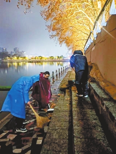 “一夜寒风，湖边竟能这么干净？”3名九江市民20余天夜扫李公堤