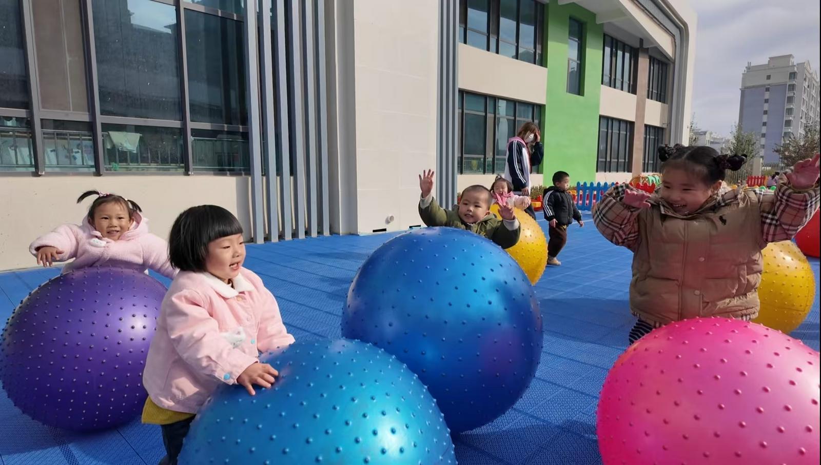 △孩子们在老师的带领下进行户外课程　金昌市融媒体中心记者　郭晨阳　摄