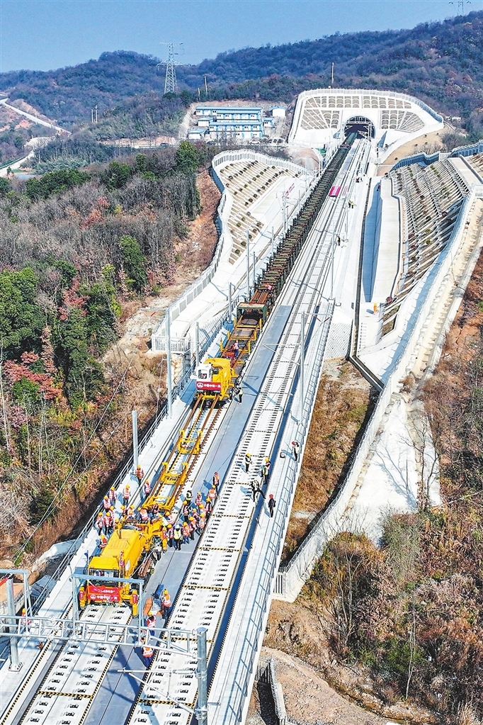 京港高铁昌九段全线铺轨（图）