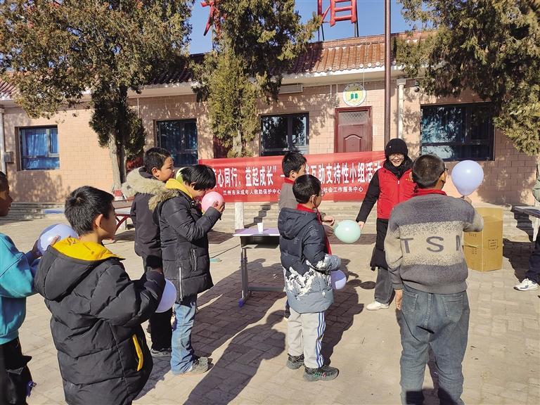 社工组织孩子们游戏