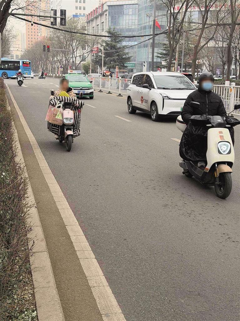 马路上的骑行者