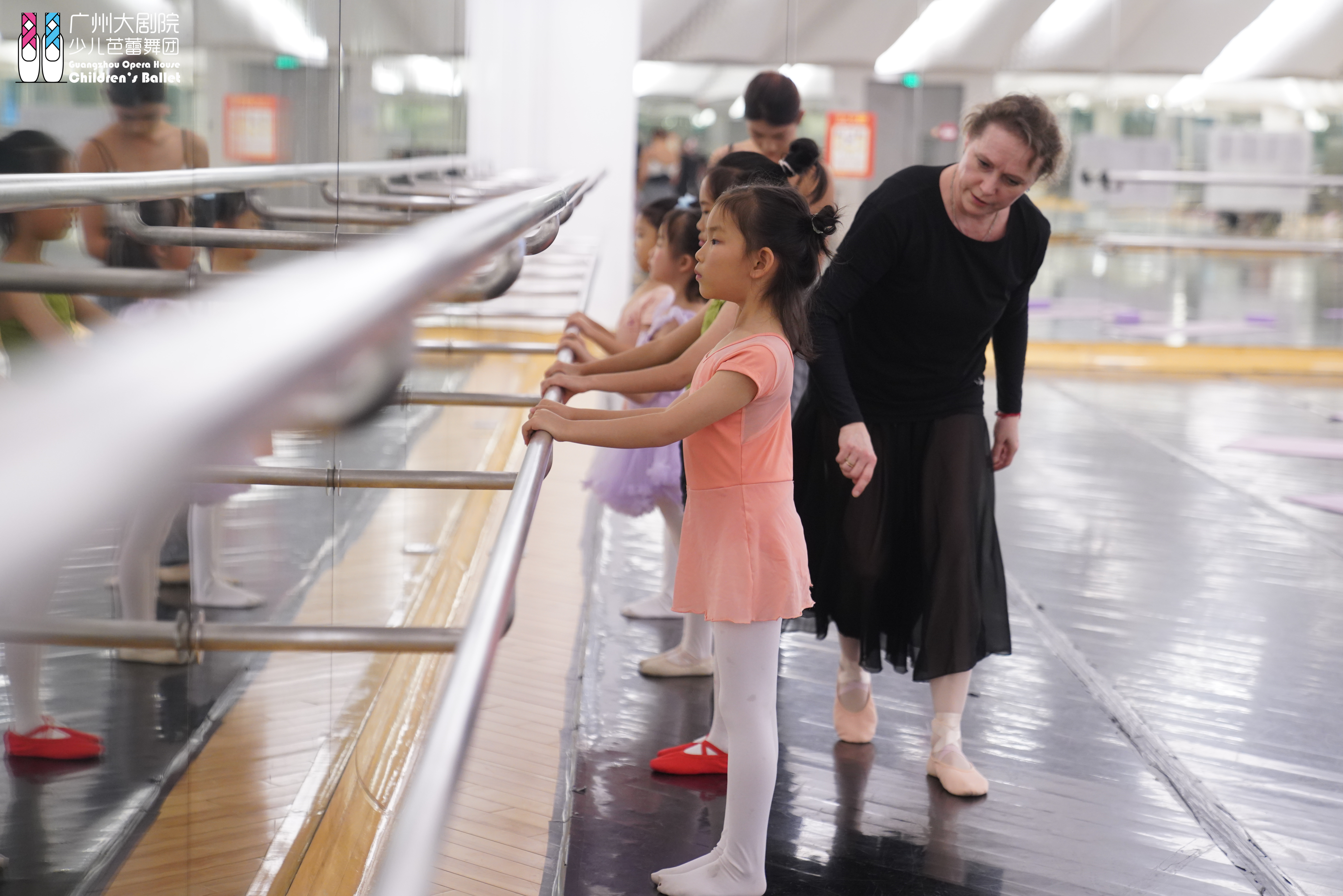 图：少儿芭蕾舞团艺术总监、俄派芭蕾大师戴安娜&middot;巴加乌特季诺娃芭蕾体验课