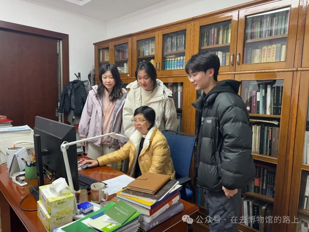 喻燕姣在办公室指导湖南中医药大学学生。