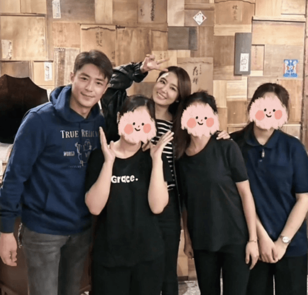 搜狐娱乐讯 近日， 霍建华林心如餐厅吃饭被偶遇，与网友合照显亲切，两口子的状态真好啊！ 