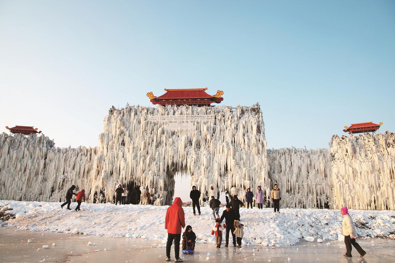 浓郁的冰雪游乐氛围吸引游客纷纷打卡。