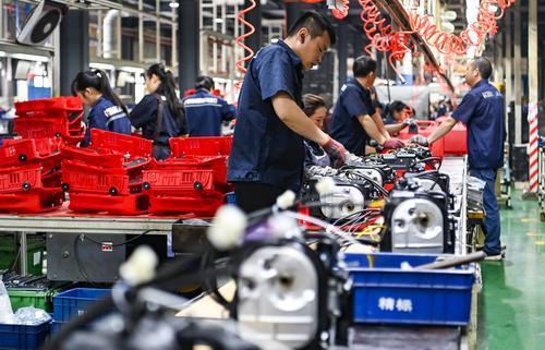 ▲江津区,重庆科马工贸有限公司,工作人员正在研发室进行新品试验。(资料图片)记者 齐岚森 摄