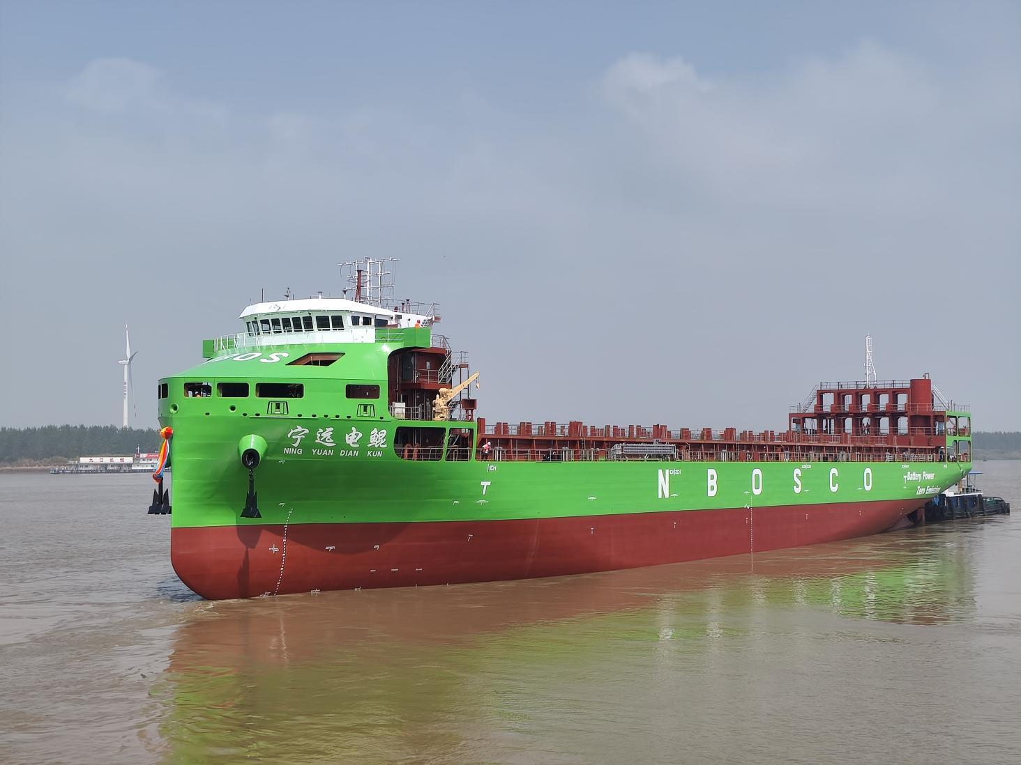 全球最大、国内首艘万吨级纯电动集装箱海船“宁远电鲲”轮吉水