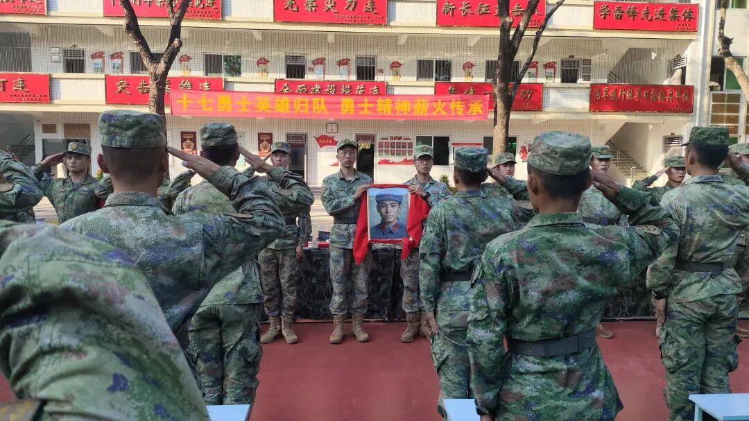 ▲12月16日下午，第74集团军某旅迎接“大渡河十七勇士”之一、老连长熊尚林“归队”。摄影｜通讯员肖力民