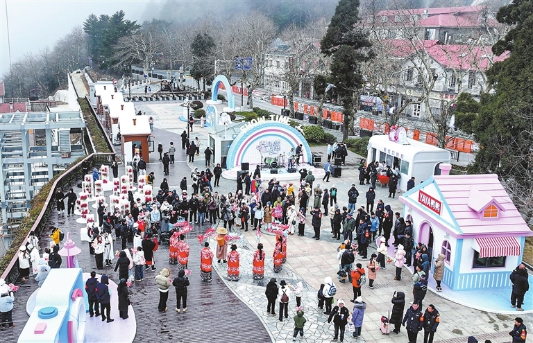 12月21日，2025第六届庐山冰雪嘉年华在庐山牯岭街心公园正式启幕。（九江日报记者 欧阳海员 摄）