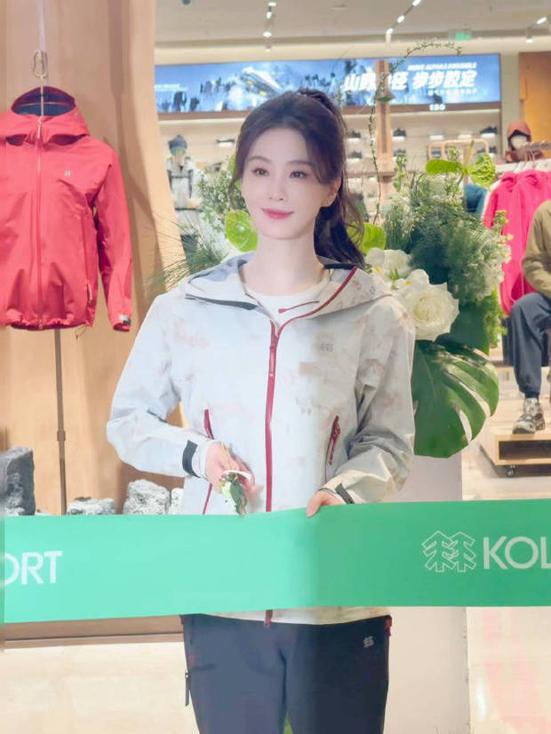 搜狐娱乐讯 12月23日，刘诗诗现身某品牌的站台活动，只见她梳着高马尾配运动装，状态超好。