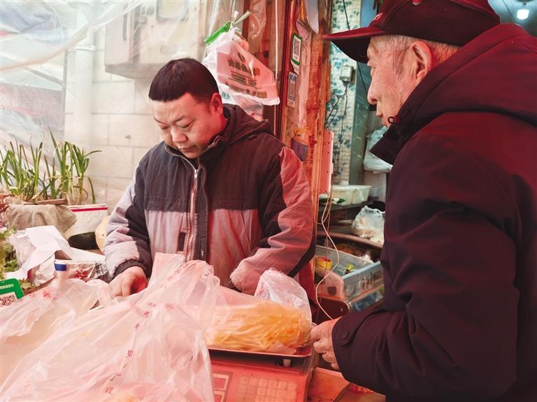 店老板给顾客称韭黄